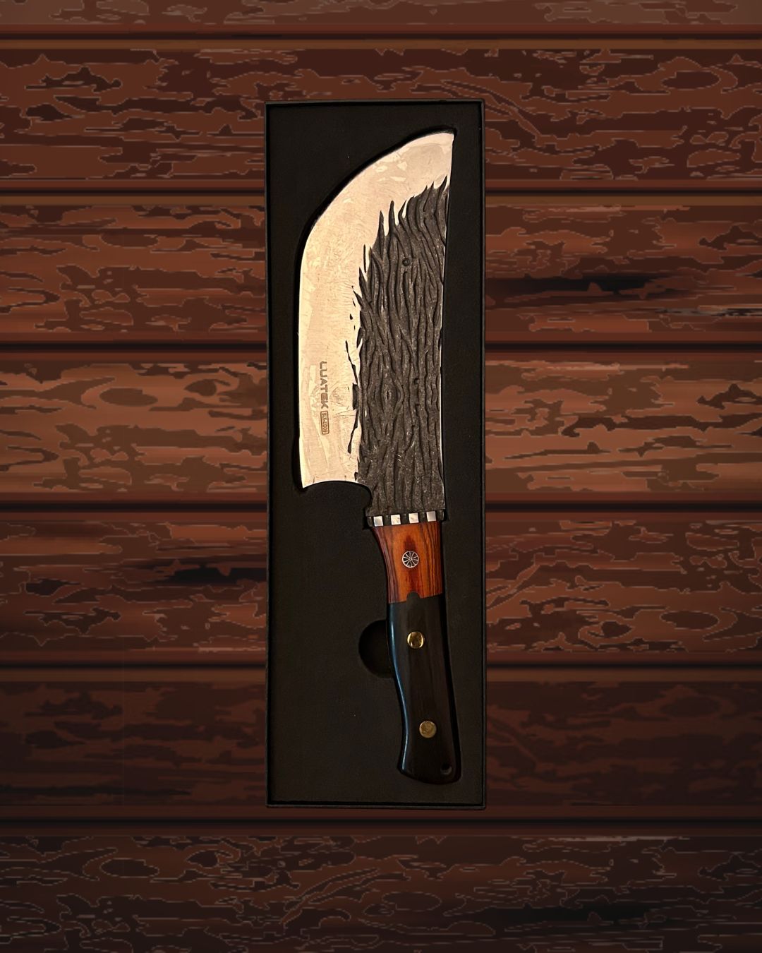 Cutelo Artesanal BlackForge – Lâmina Forjada em Aço Inox com Cabo de Madeira Escura